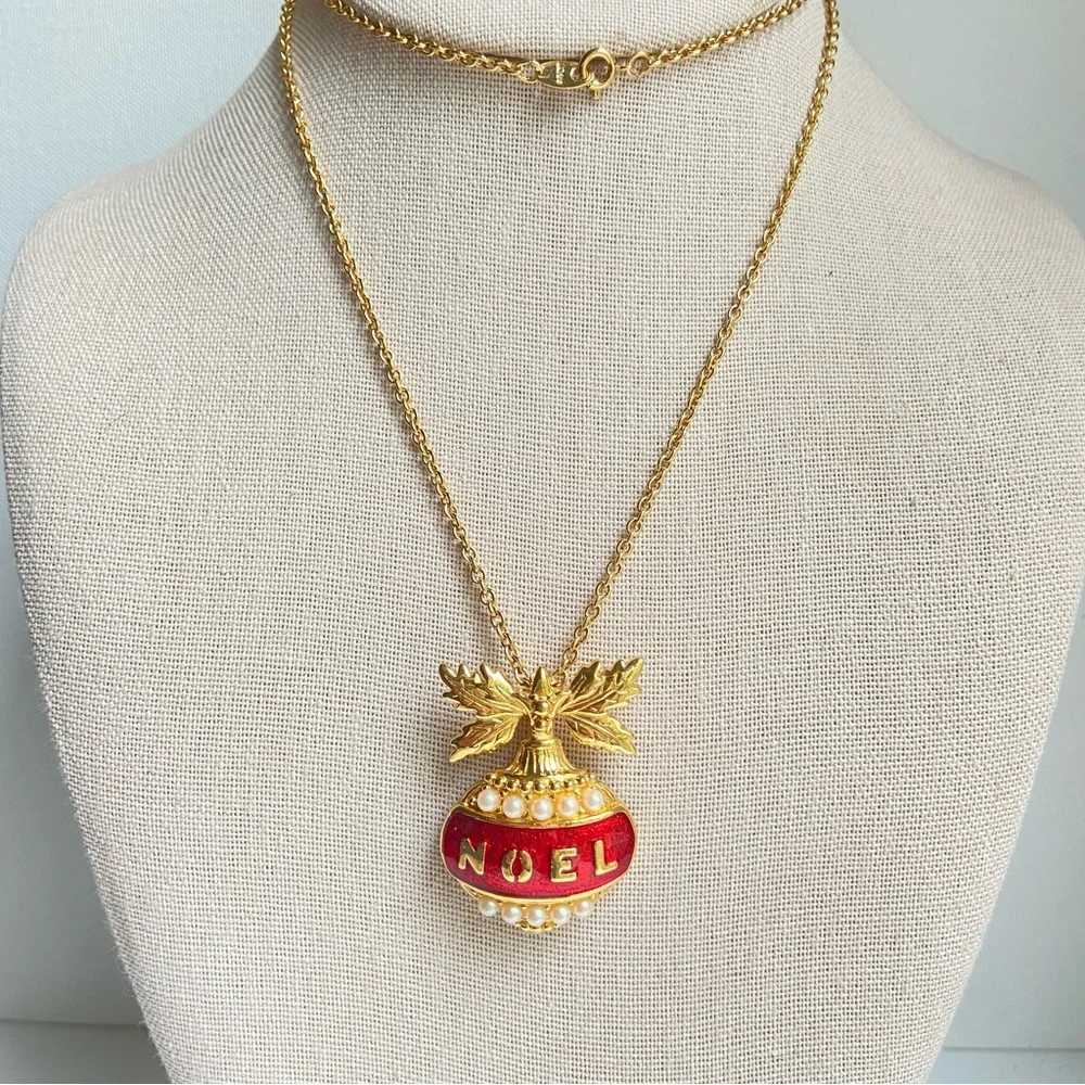 Avon Noel Christmas pendant necklace in goldtone with faux pearls and red enamel - Picture 3 of 10